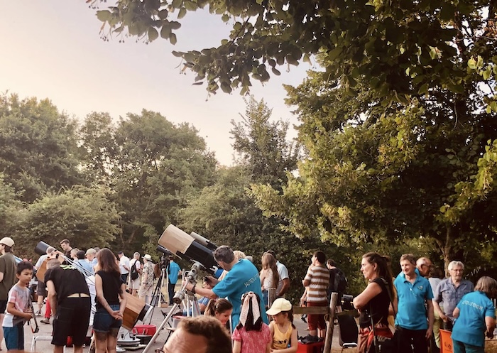 4 Foule autour télescopes